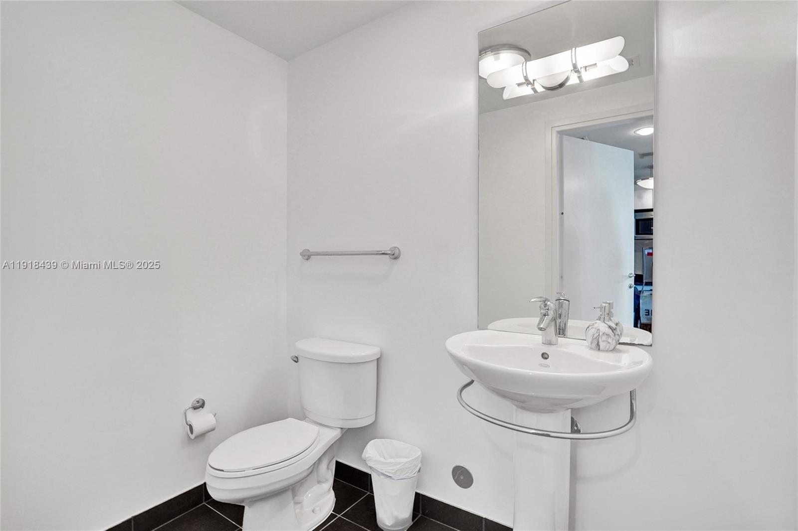 300 S Biscayne Blvd #L-1206, Miami FL 33131