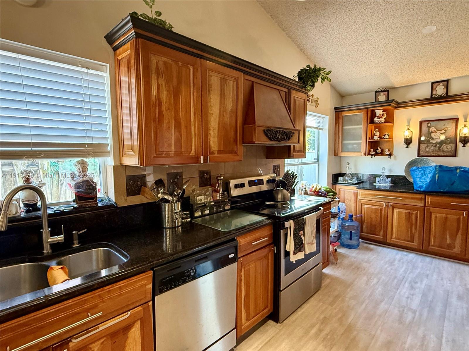 1060 New Parkview Pl, Haverhill FL 33417