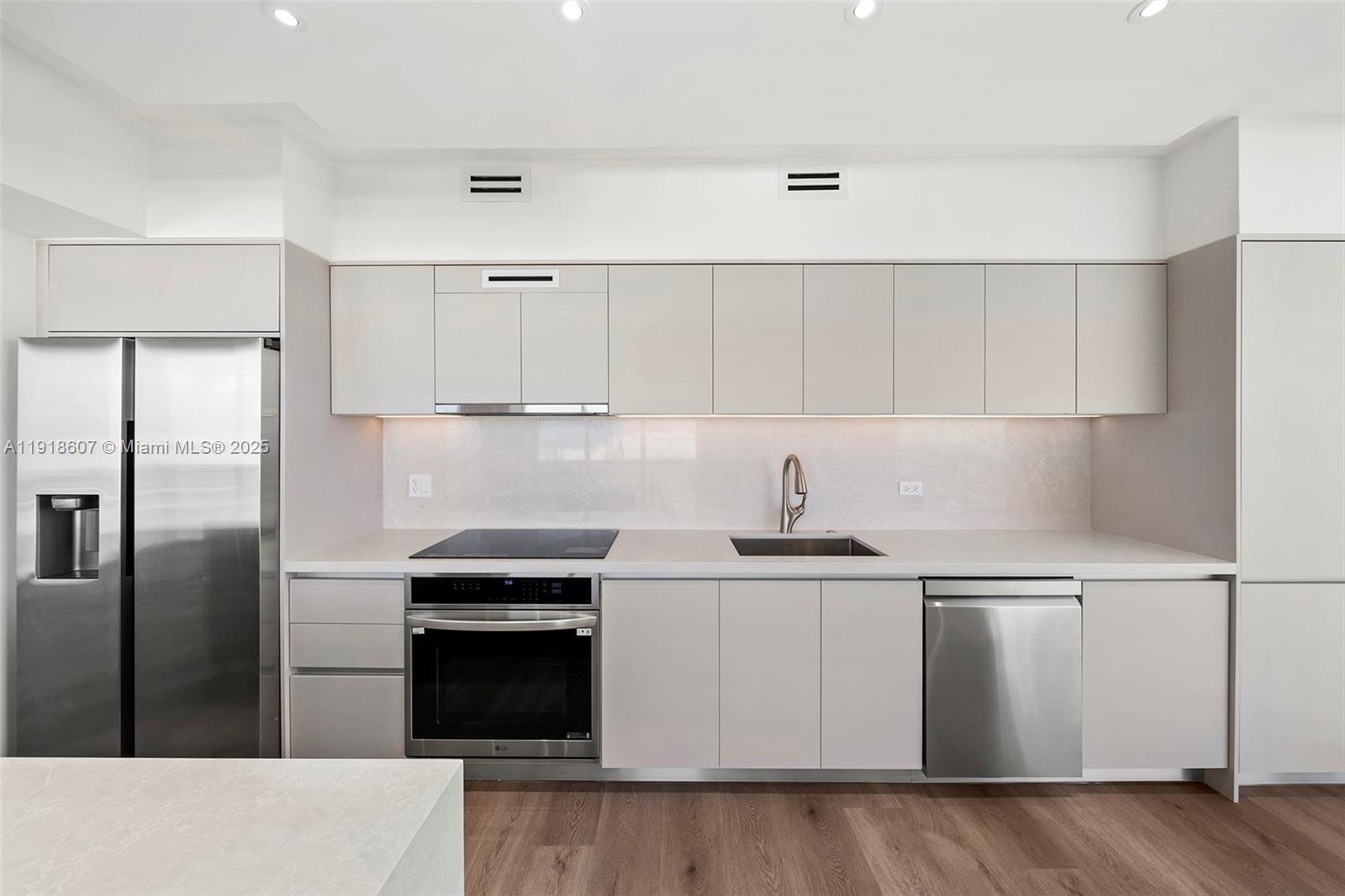 4779 Collins Ave #2407, Miami Beach FL 33140