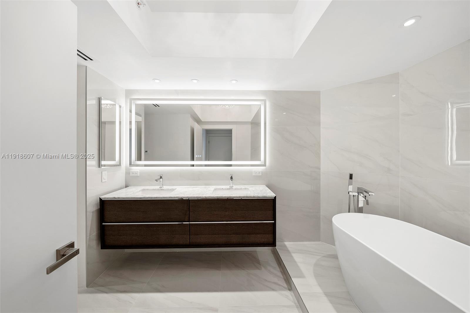 4779 Collins Ave #2407, Miami Beach FL 33140