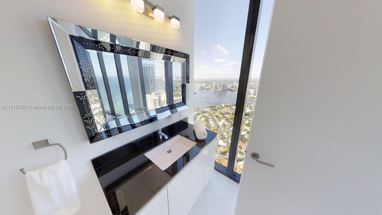 18555 COLLINS AVE #4804, Sunny Isles Beach FL 33160