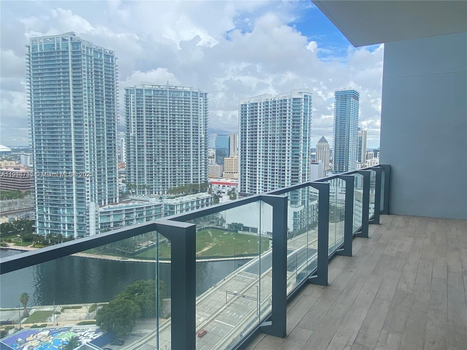 68 SE 6th St #2106, Miami FL 33131