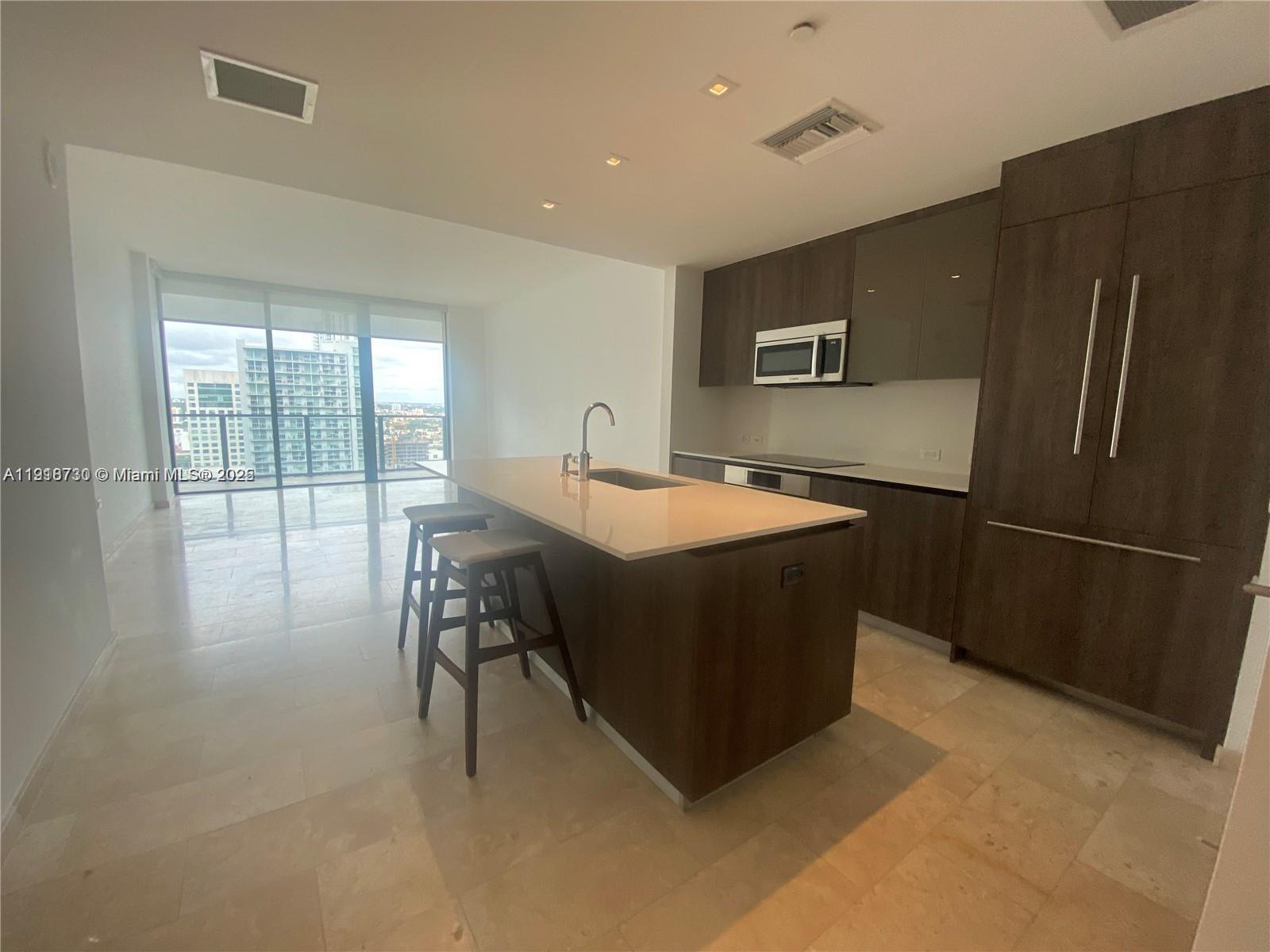 68 SE 6th St #2106, Miami FL 33131