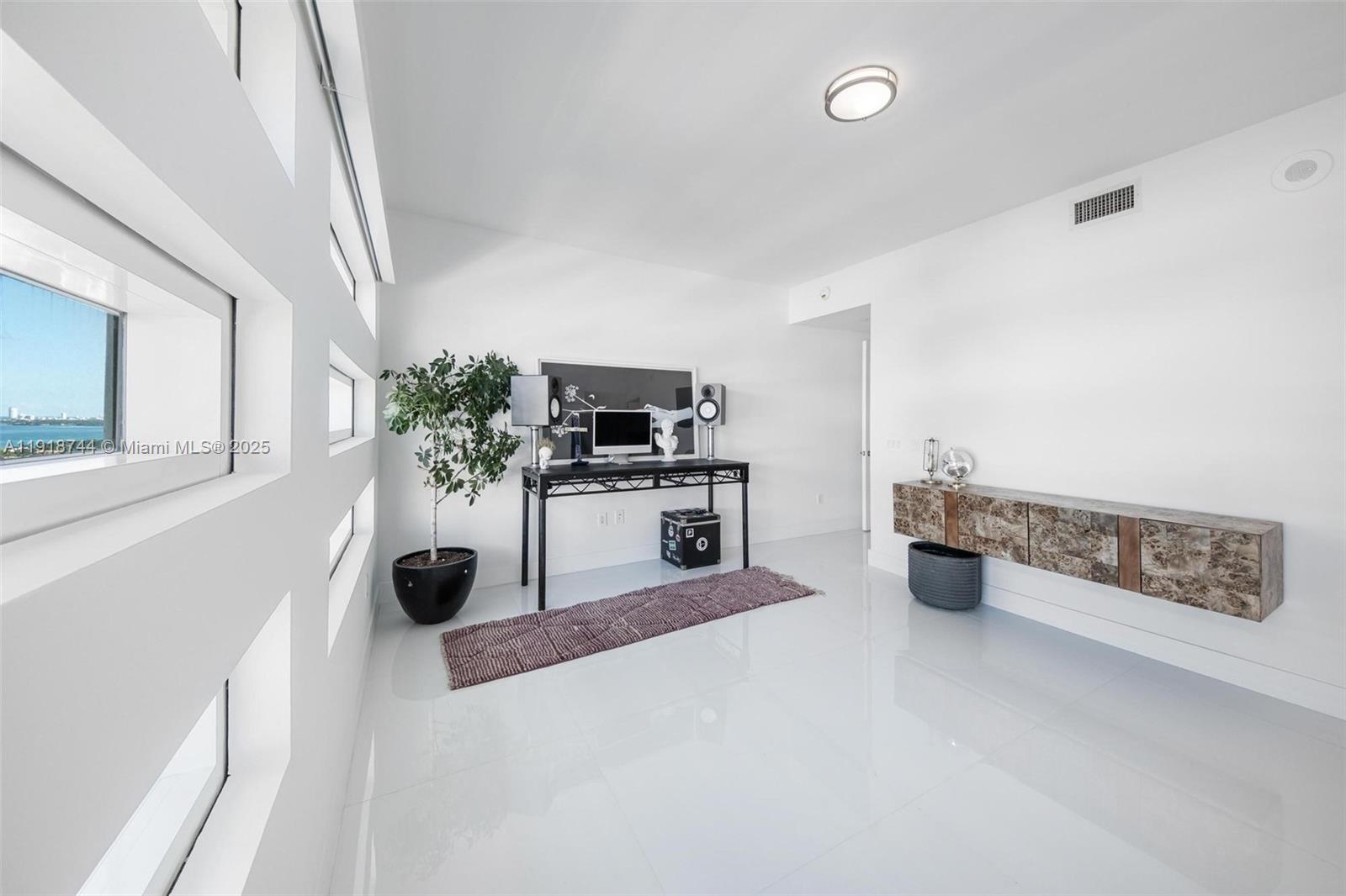 1040 Biscayne Blvd #2203, Miami FL 33132