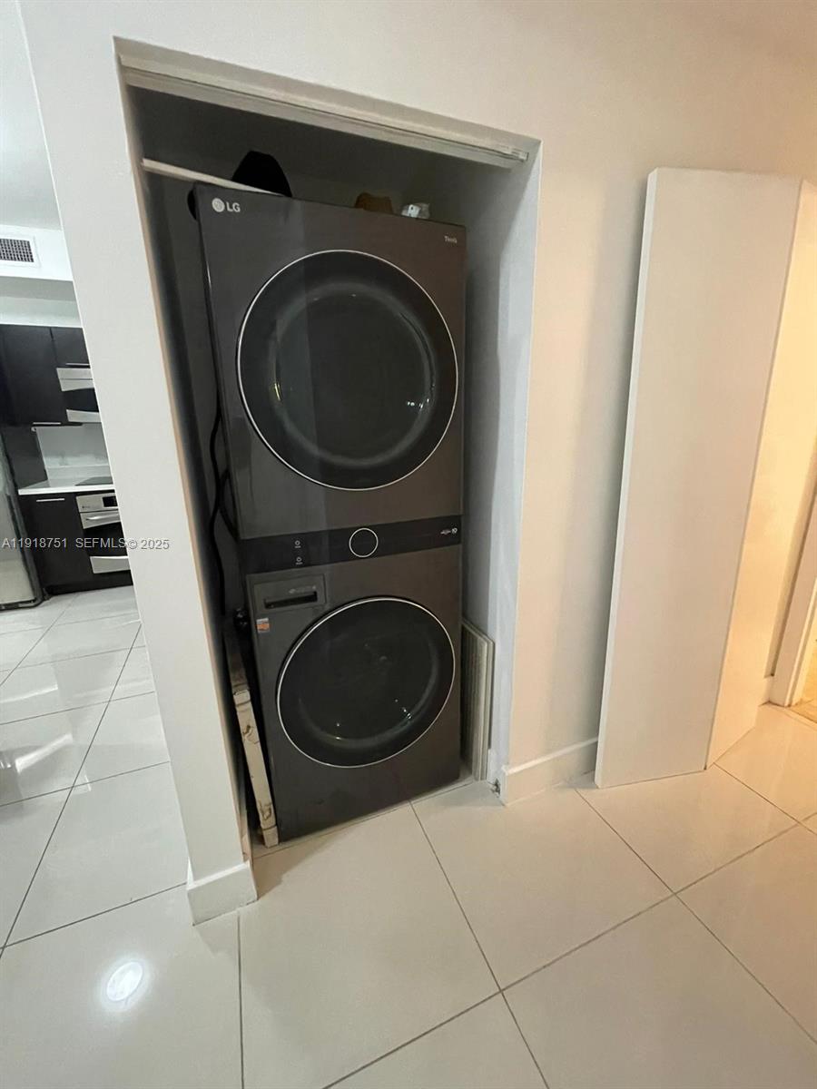90 SW 3rd St #2202, Miami FL 33130