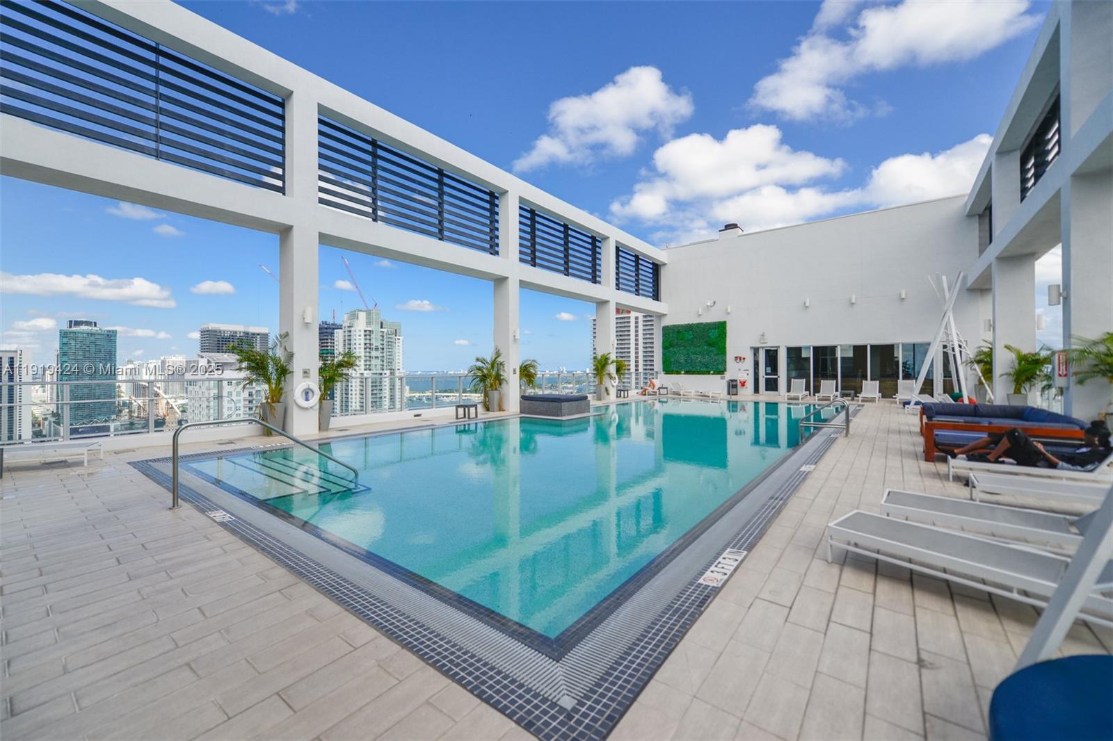 151 SE 1st St #3403, Miami FL 33131