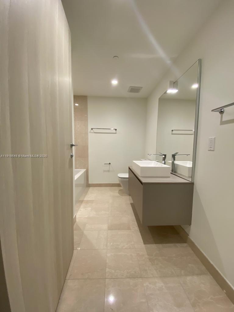 1000 Brickell Plz #3207, Miami FL 33131