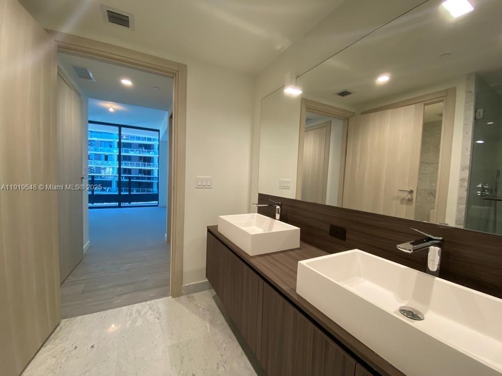 1000 Brickell Plz #3207, Miami FL 33131