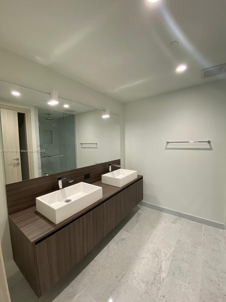 1000 Brickell Plz #3207, Miami FL 33131