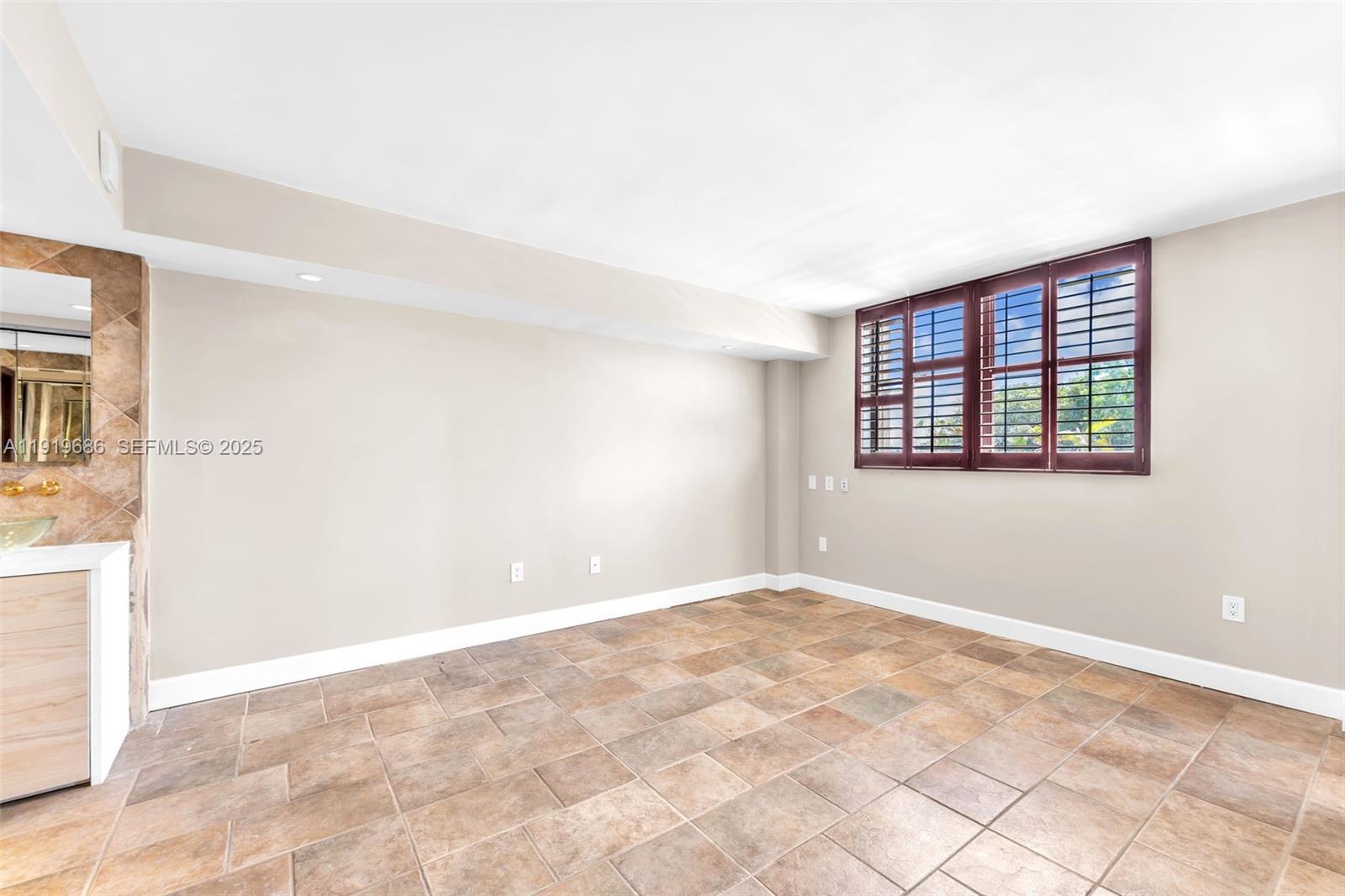 801 N Venetian Dr #208, Miami Beach FL 33139