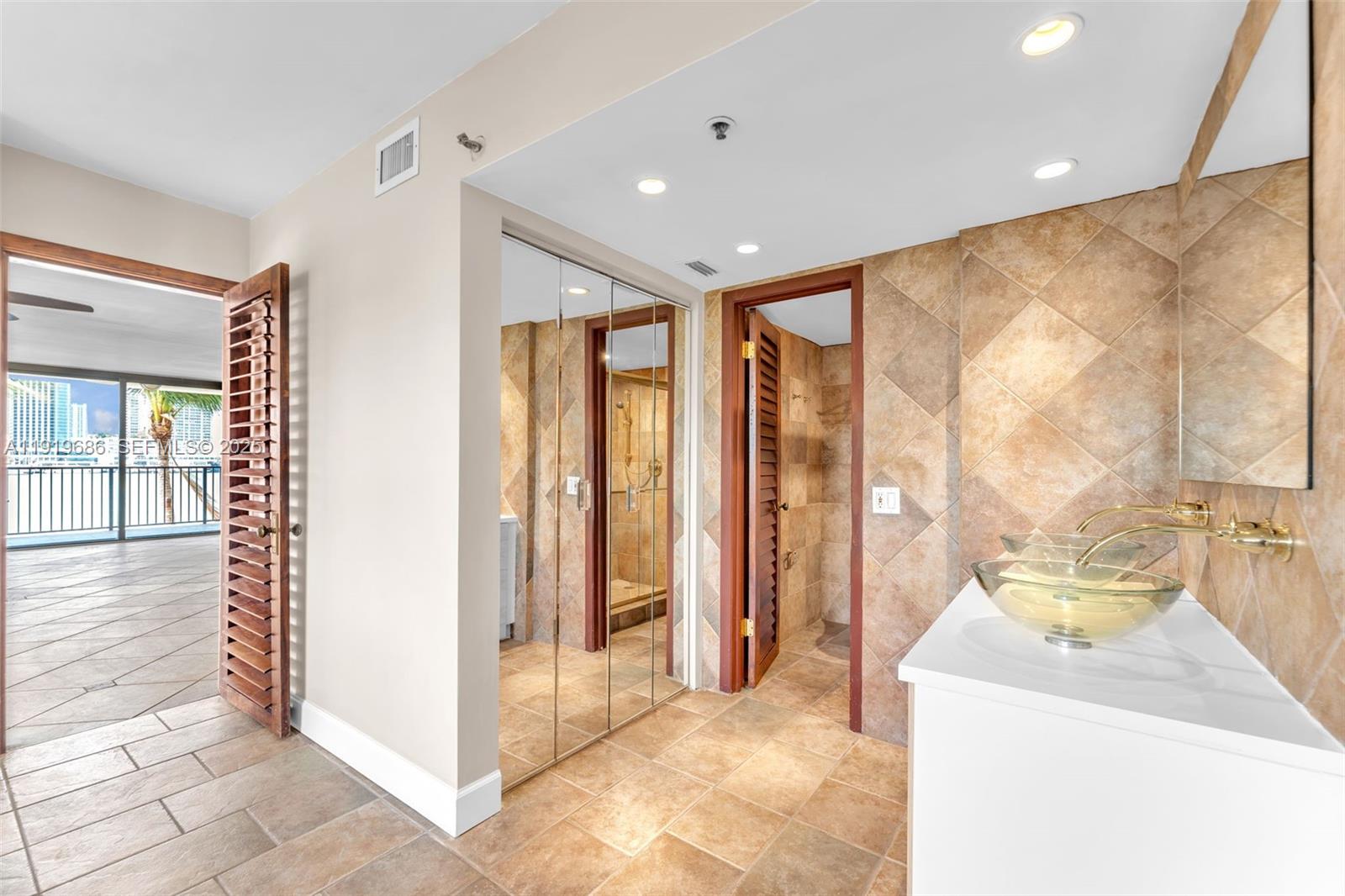 801 N Venetian Dr #208, Miami Beach FL 33139