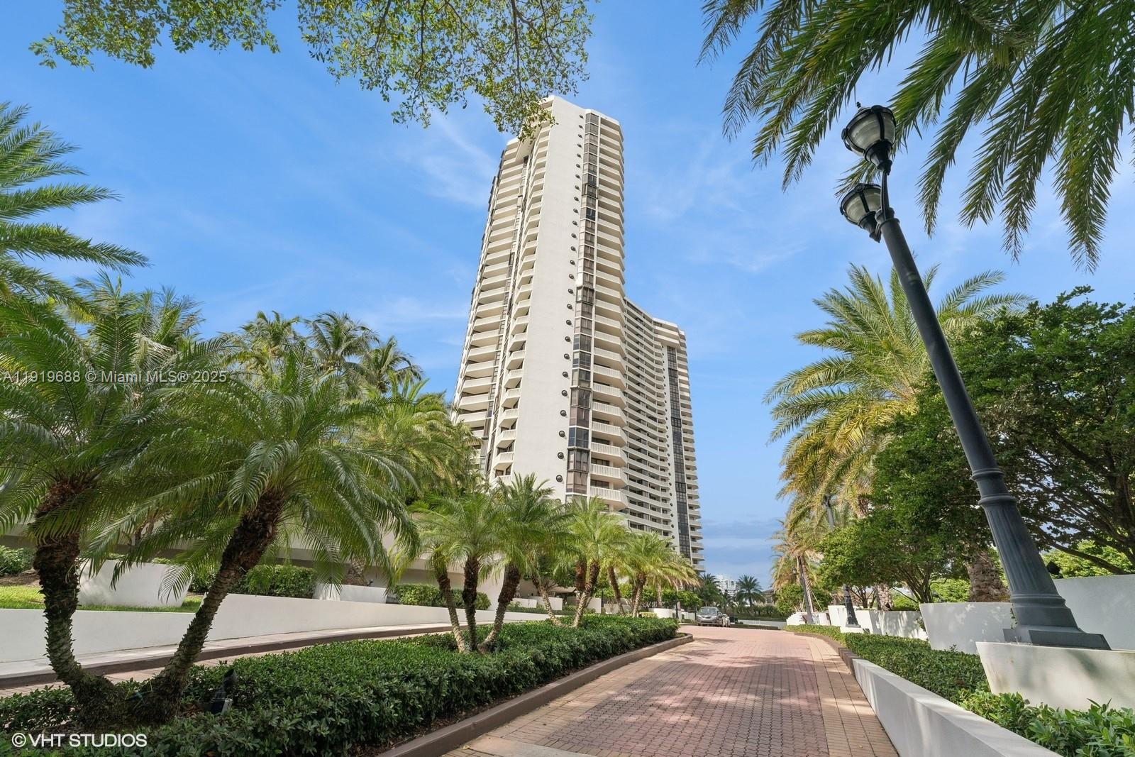 1000 W Island Blvd #2911, Aventura FL 33160