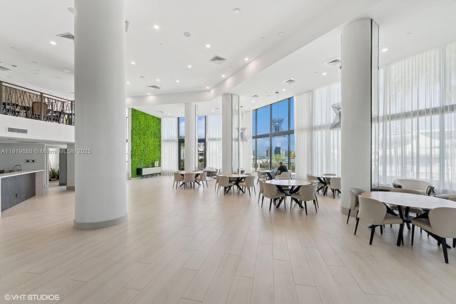 1000 W Island Blvd #2911, Aventura FL 33160