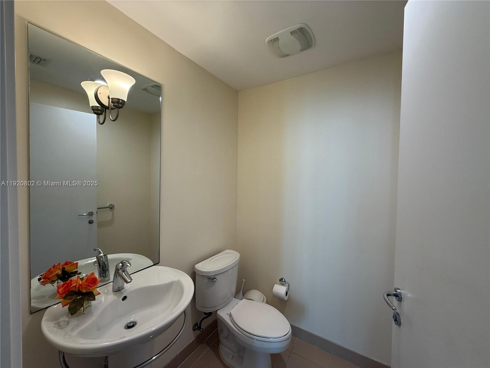 300 S Biscayne Blvd #T-1805, Miami FL 33131