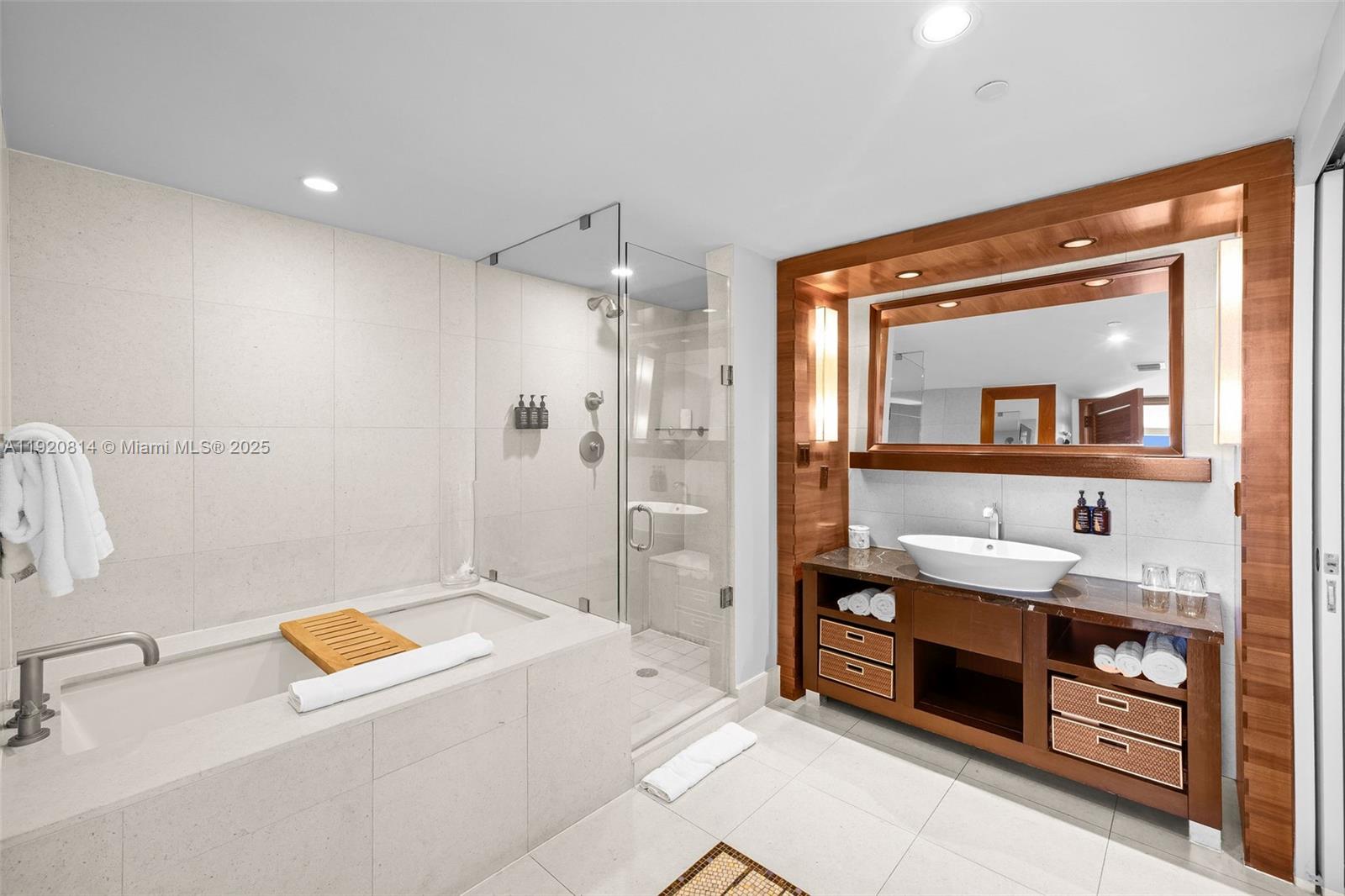 6801 Collins Ave #822(Door#) 805 (Legal#), Miami Beach FL 33141