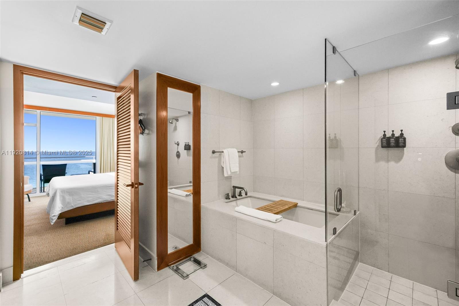 6801 Collins Ave #822(Door#) 805 (Legal#), Miami Beach FL 33141