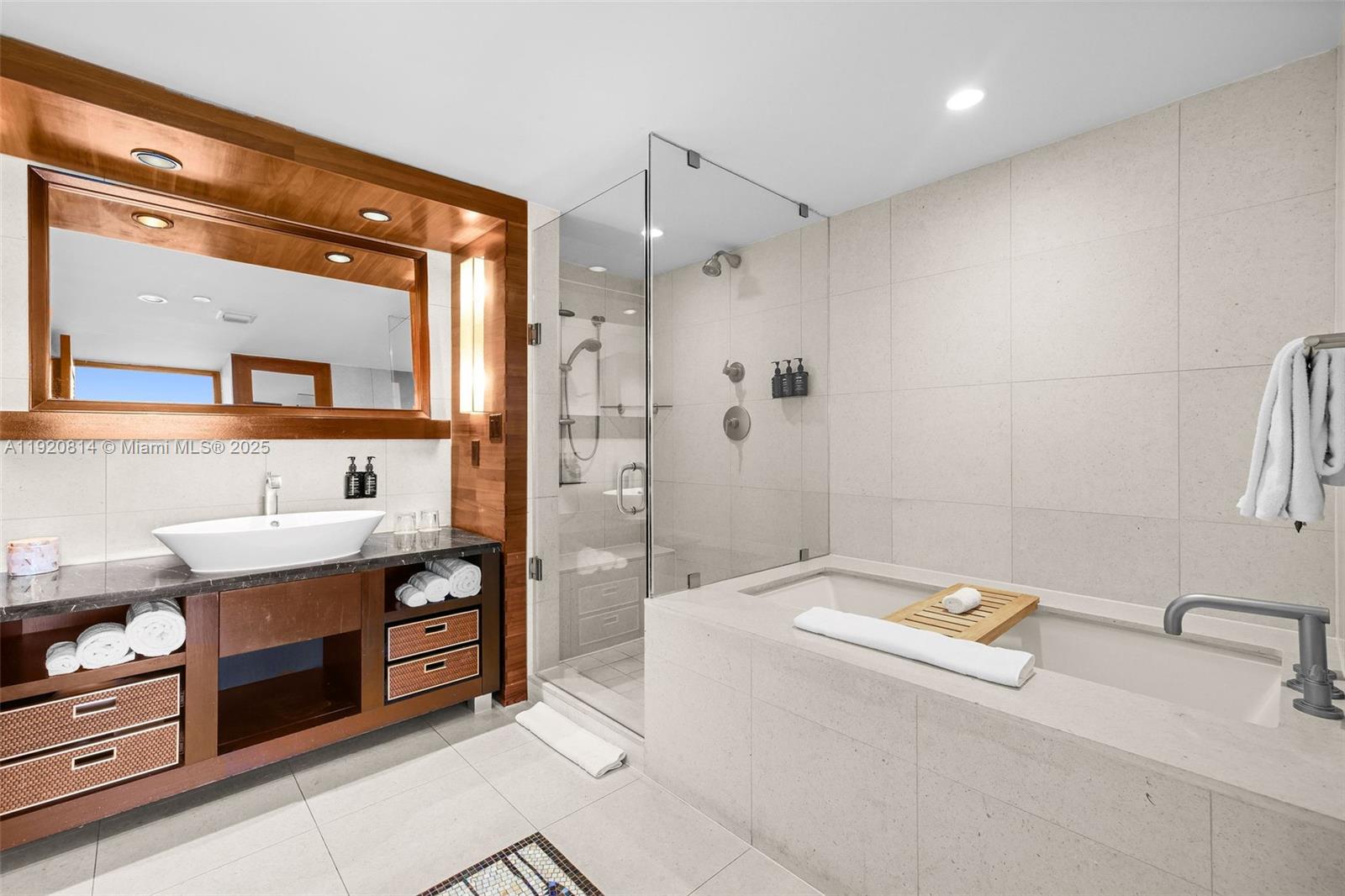 6801 Collins Ave #822(Door#) 805 (Legal#), Miami Beach FL 33141