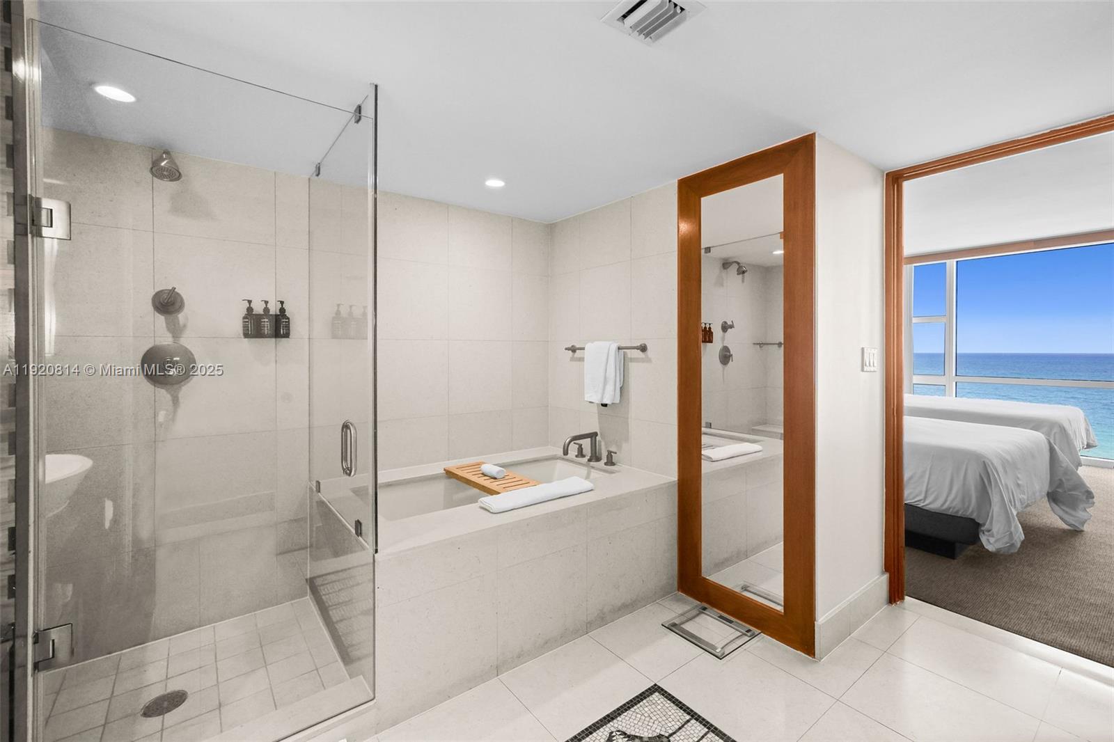 6801 Collins Ave #822(Door#) 805 (Legal#), Miami Beach FL 33141