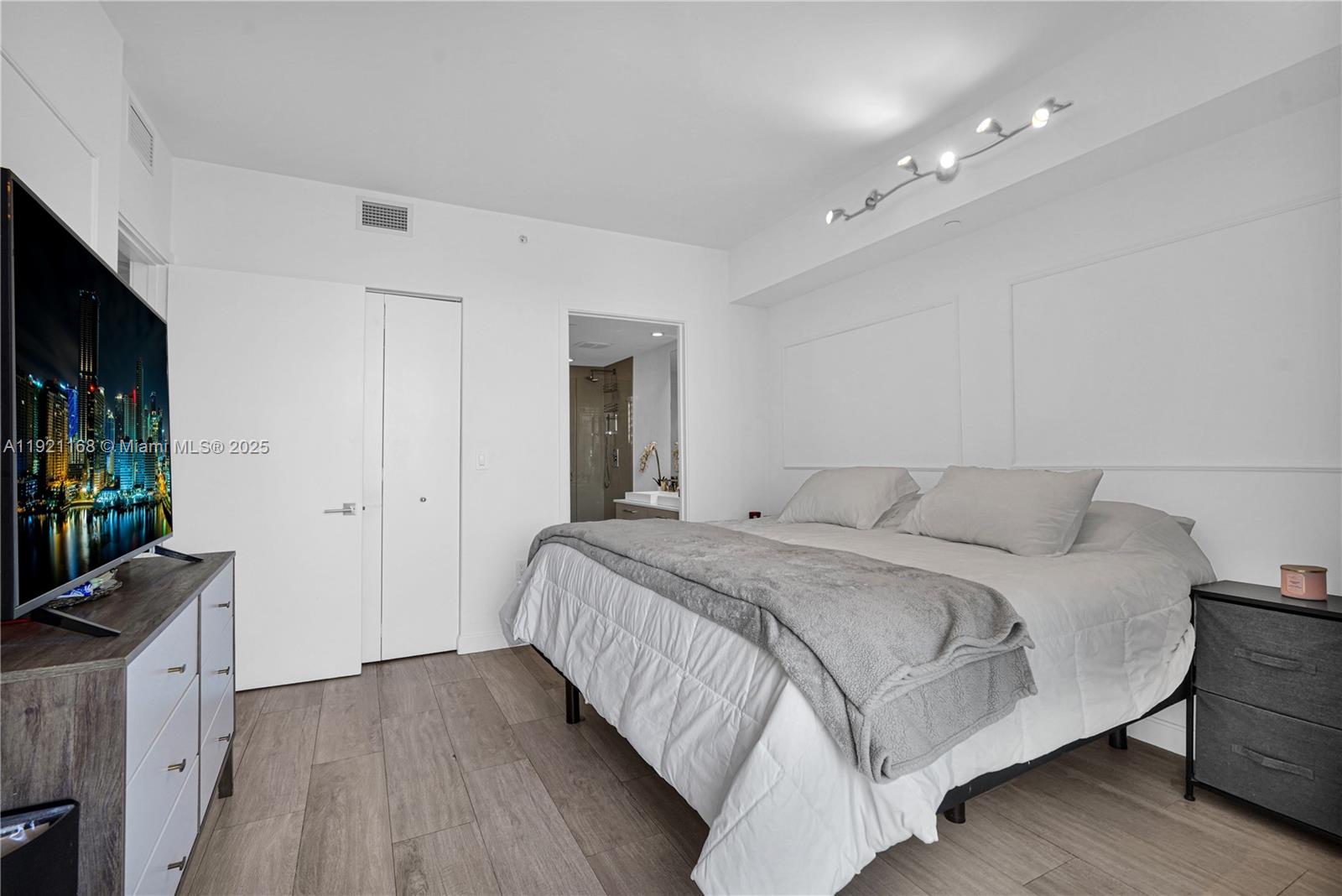 45 SW 9th St #2901, Miami FL 33130
