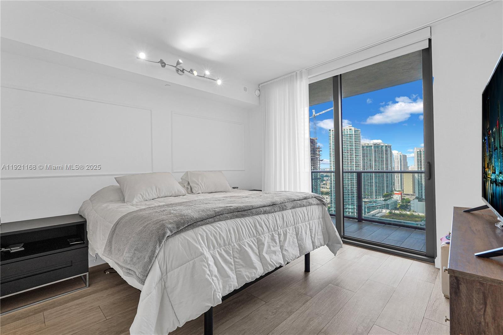 45 SW 9th St #2901, Miami FL 33130