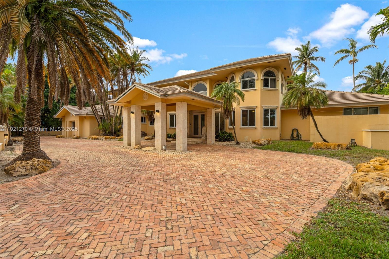 7225 Gleneagle Dr, Miami Lakes FL 33014