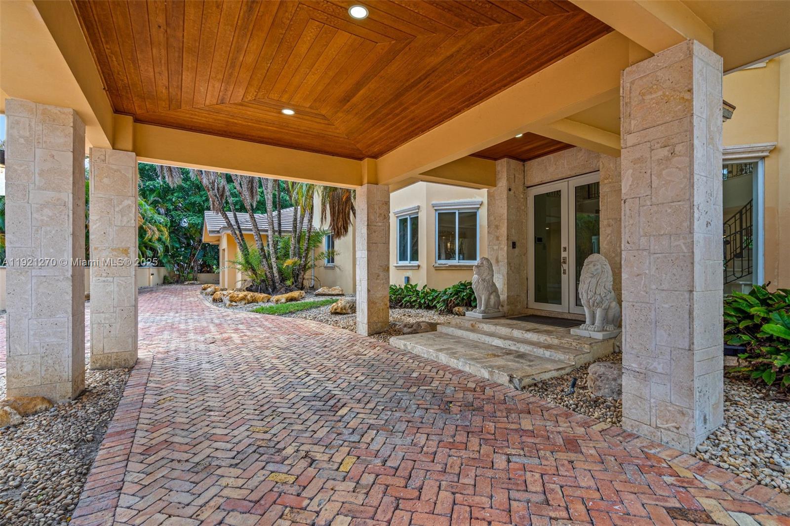 7225 Gleneagle Dr, Miami Lakes FL 33014