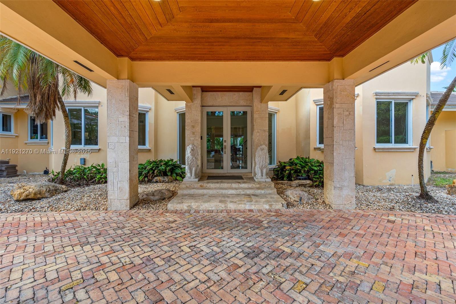 7225 Gleneagle Dr, Miami Lakes FL 33014