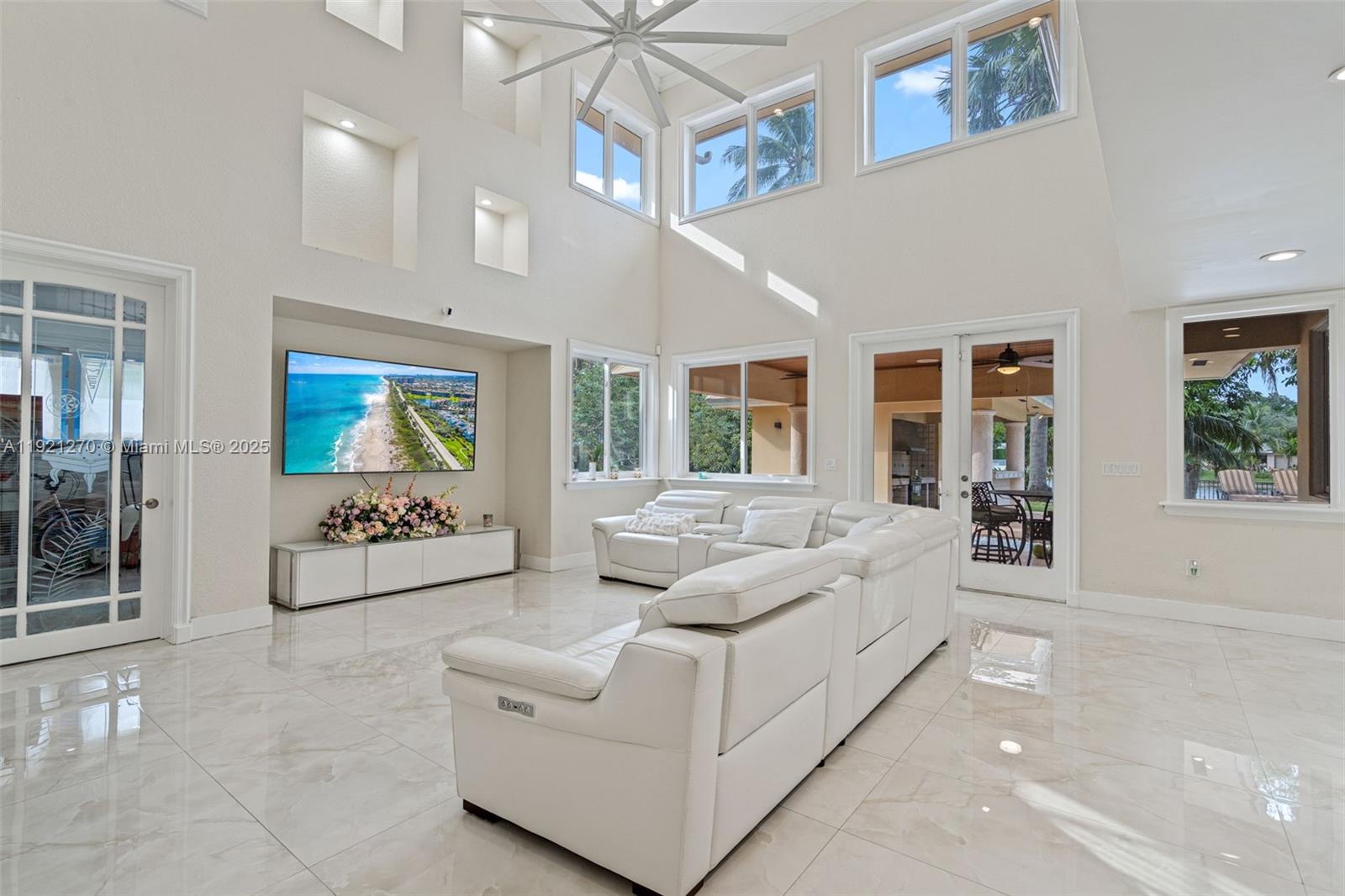7225 Gleneagle Dr, Miami Lakes FL 33014