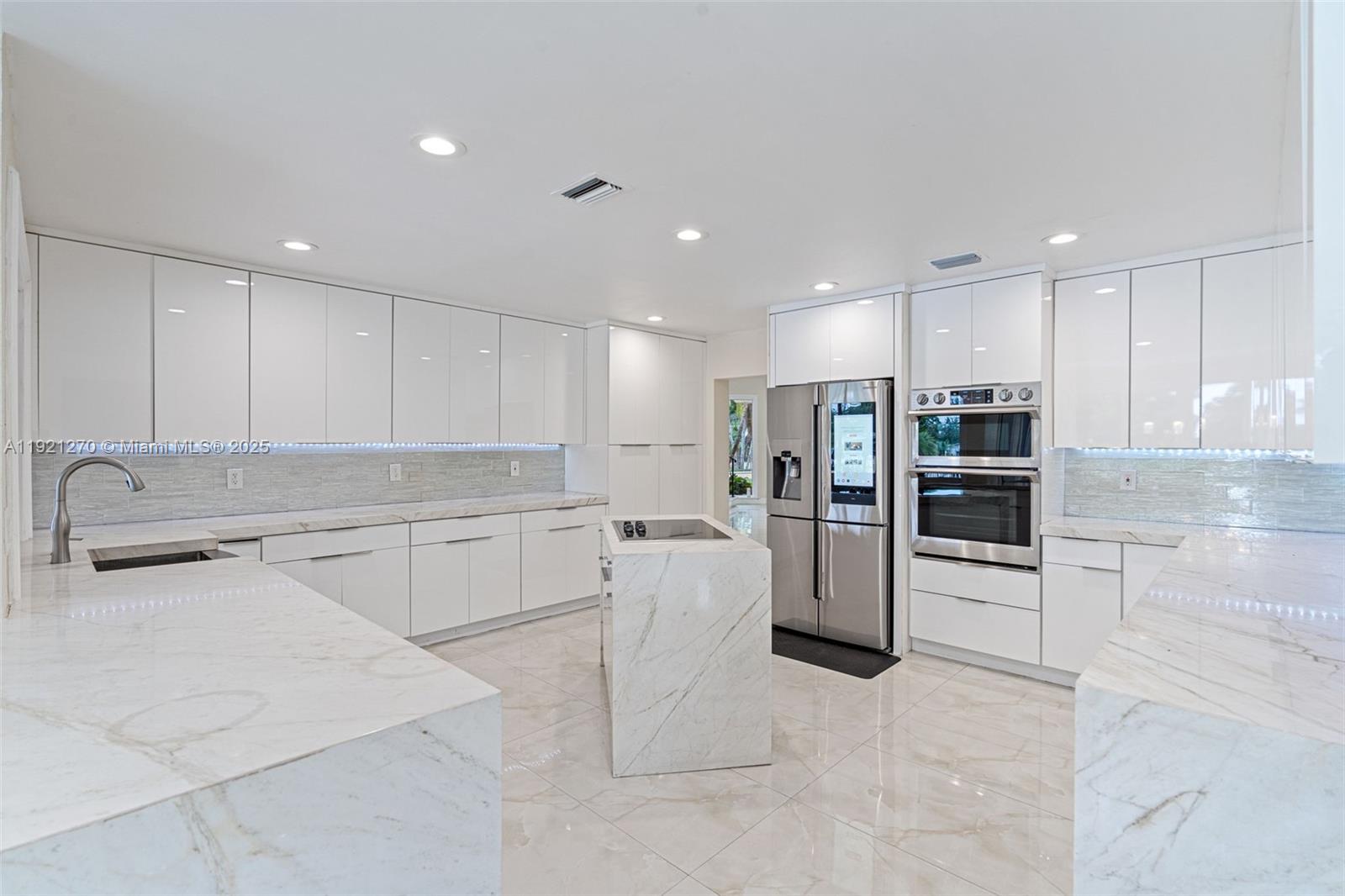 7225 Gleneagle Dr, Miami Lakes FL 33014