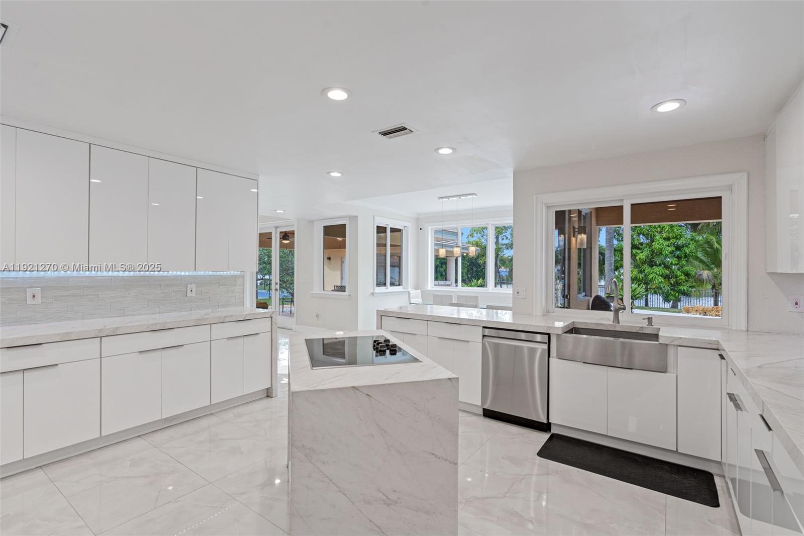 7225 Gleneagle Dr, Miami Lakes FL 33014