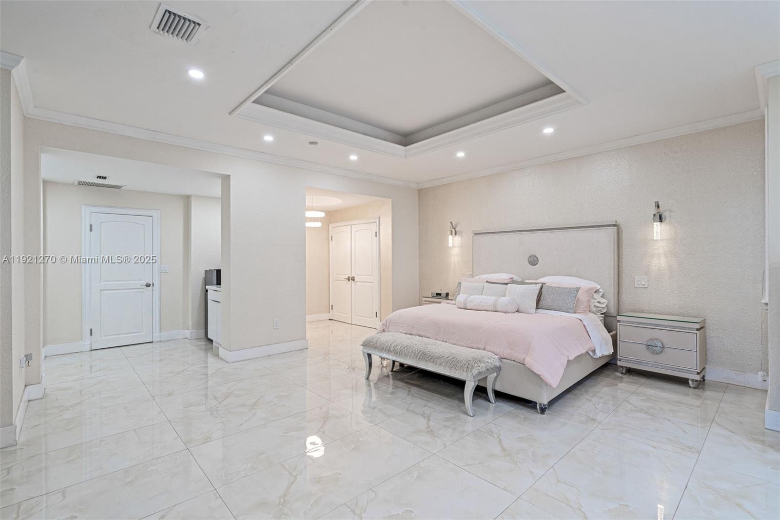 7225 Gleneagle Dr, Miami Lakes FL 33014