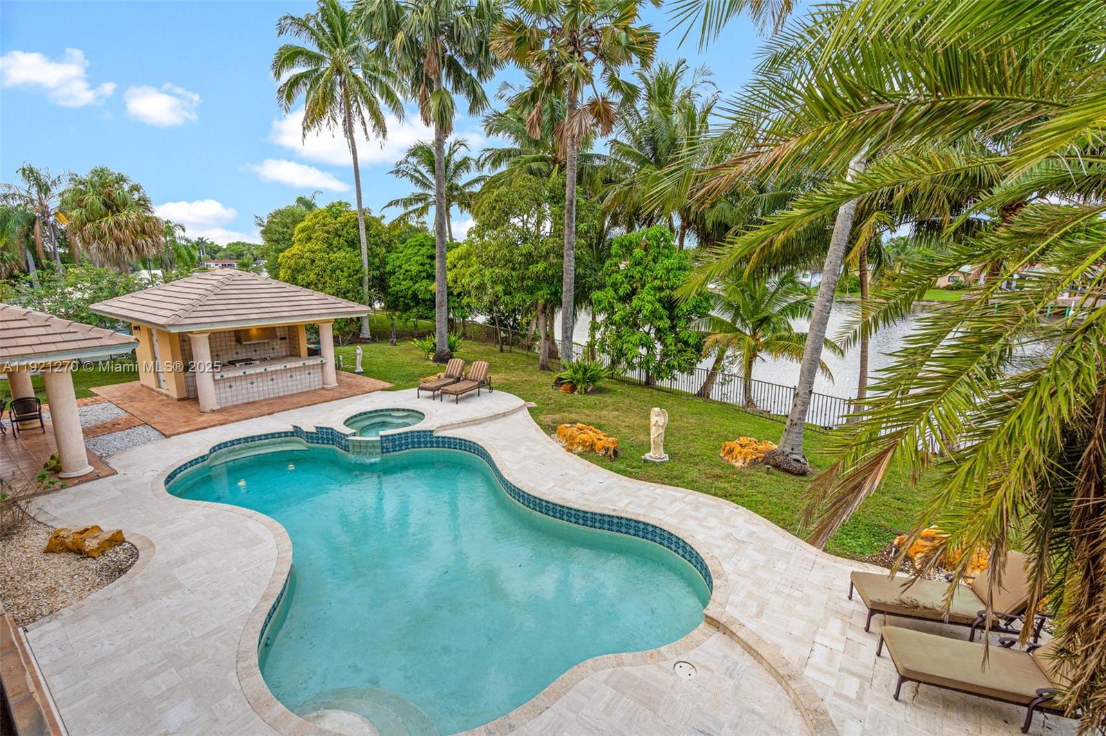 7225 Gleneagle Dr, Miami Lakes FL 33014