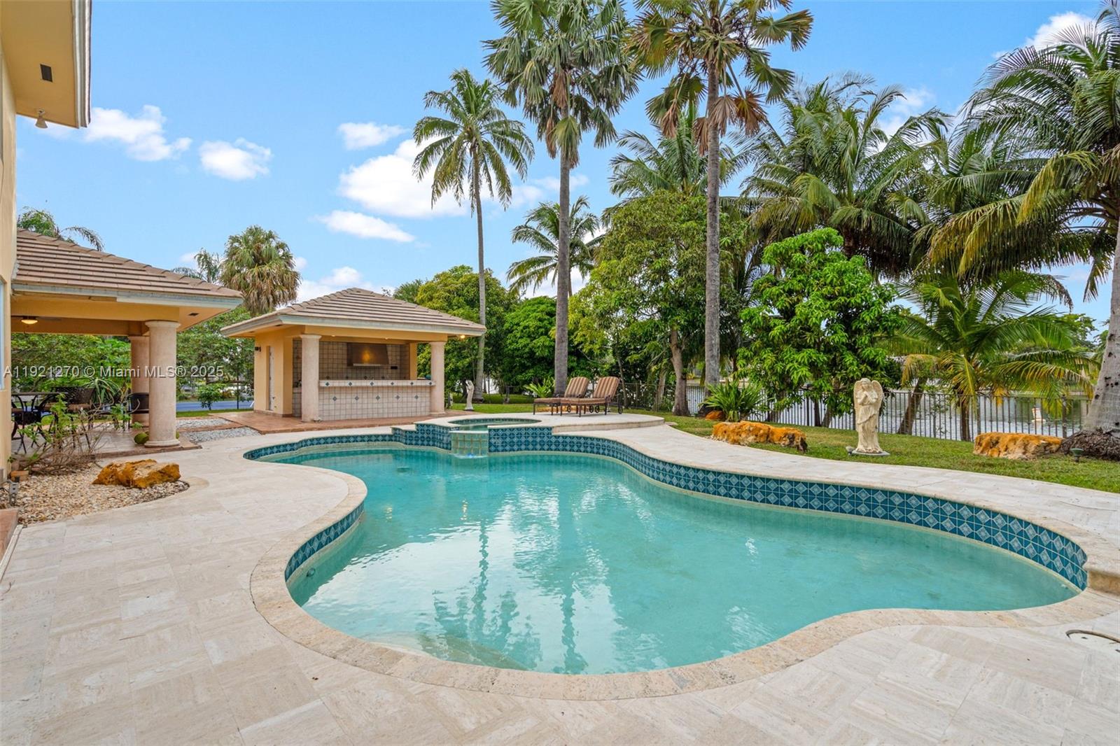 7225 Gleneagle Dr, Miami Lakes FL 33014
