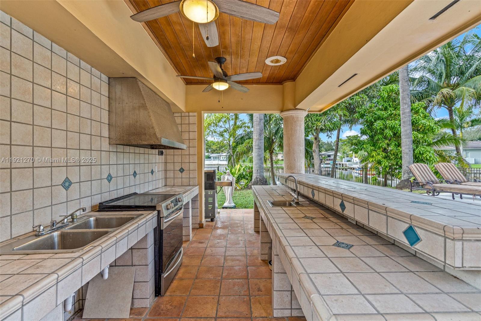 7225 Gleneagle Dr, Miami Lakes FL 33014