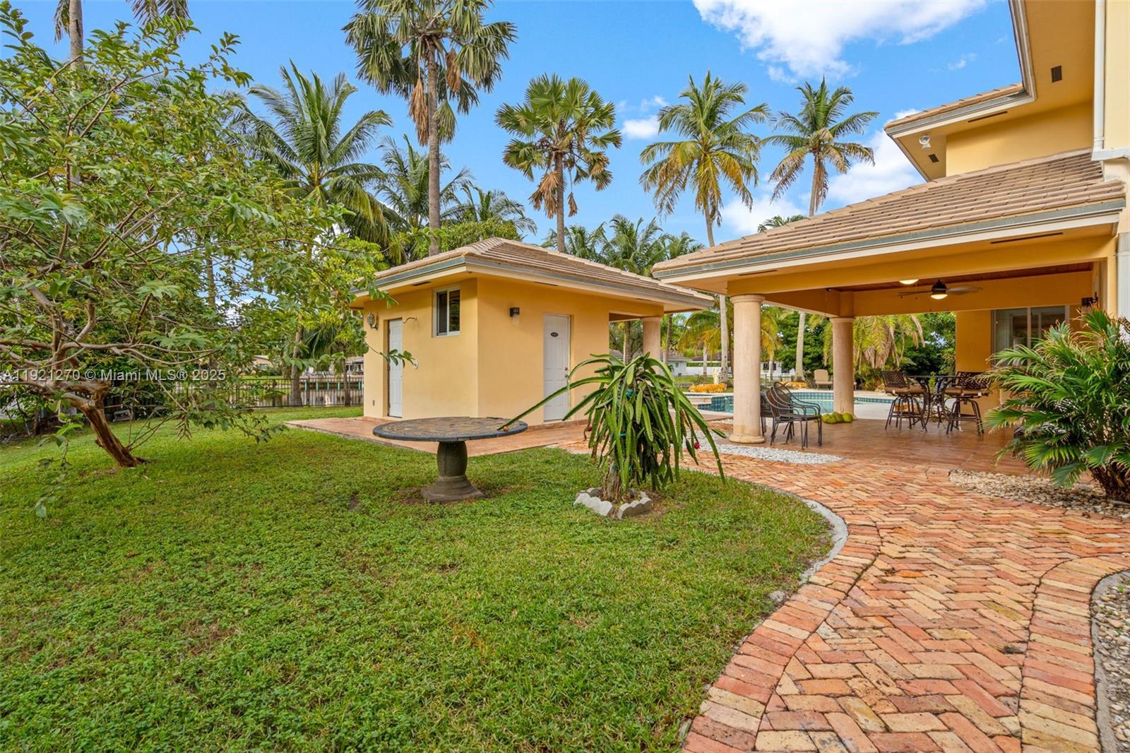 7225 Gleneagle Dr, Miami Lakes FL 33014