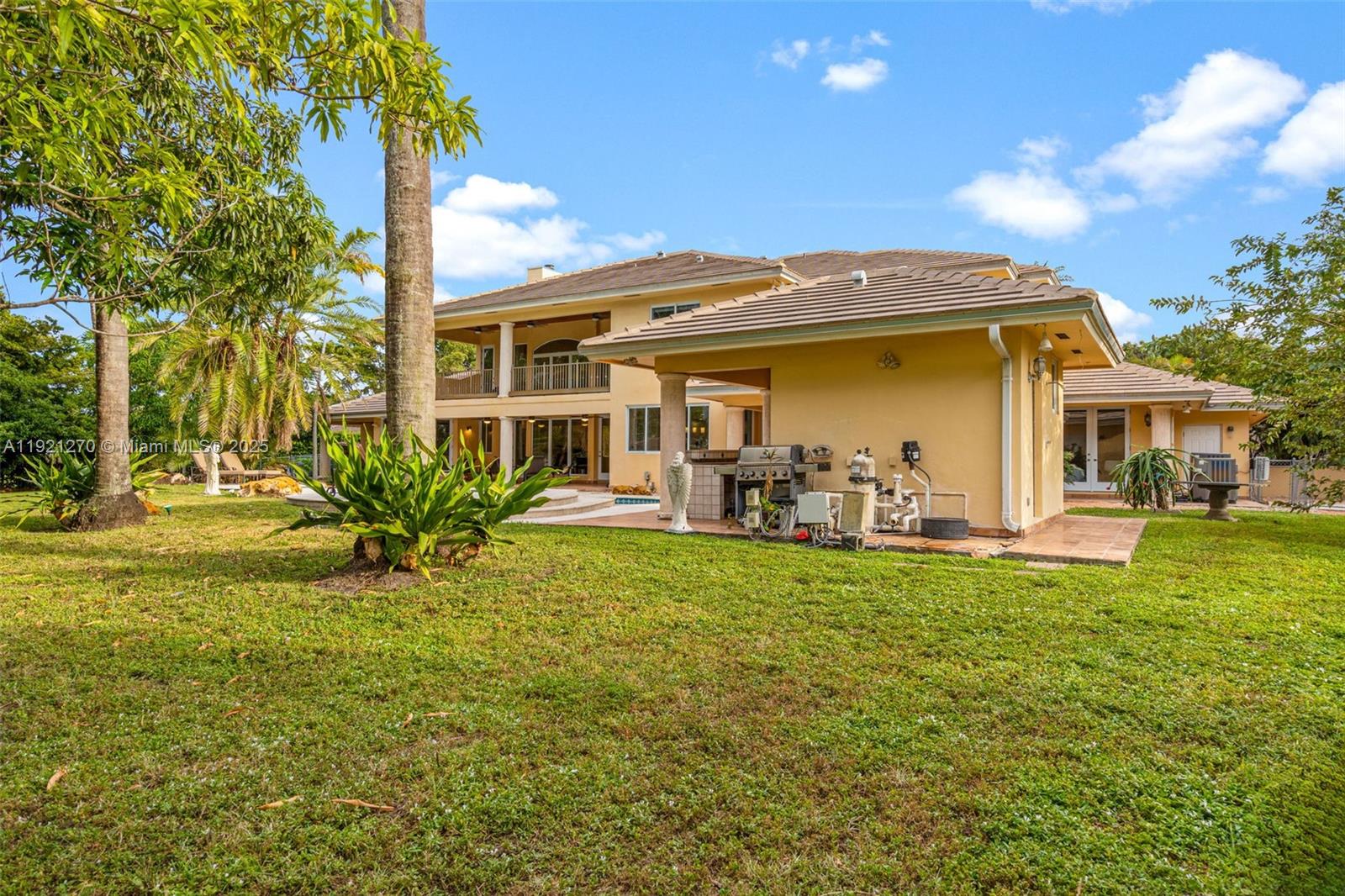 7225 Gleneagle Dr, Miami Lakes FL 33014