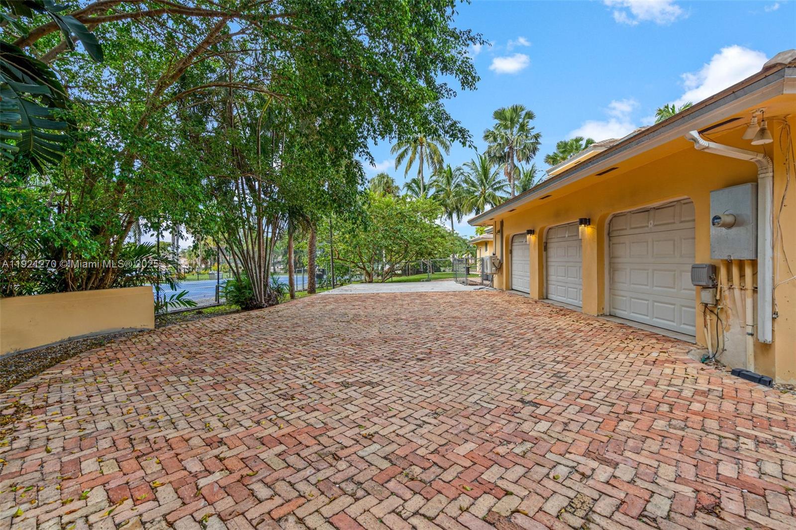 7225 Gleneagle Dr, Miami Lakes FL 33014