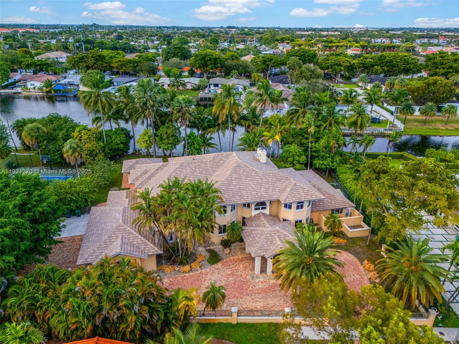 7225 Gleneagle Dr, Miami Lakes FL 33014