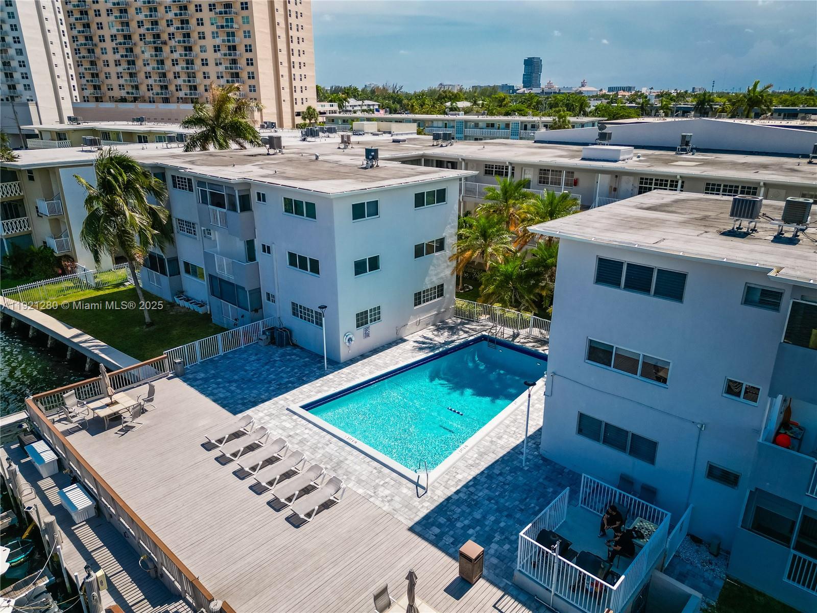 462 Golden Isles Dr #305, Hallandale Beach FL 33009