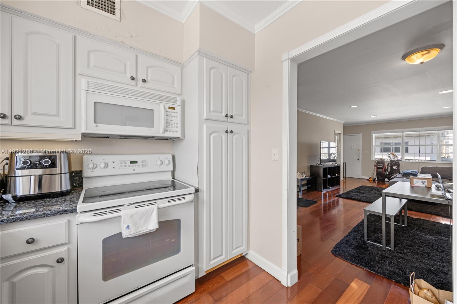462 Golden Isles Dr #305, Hallandale Beach FL 33009