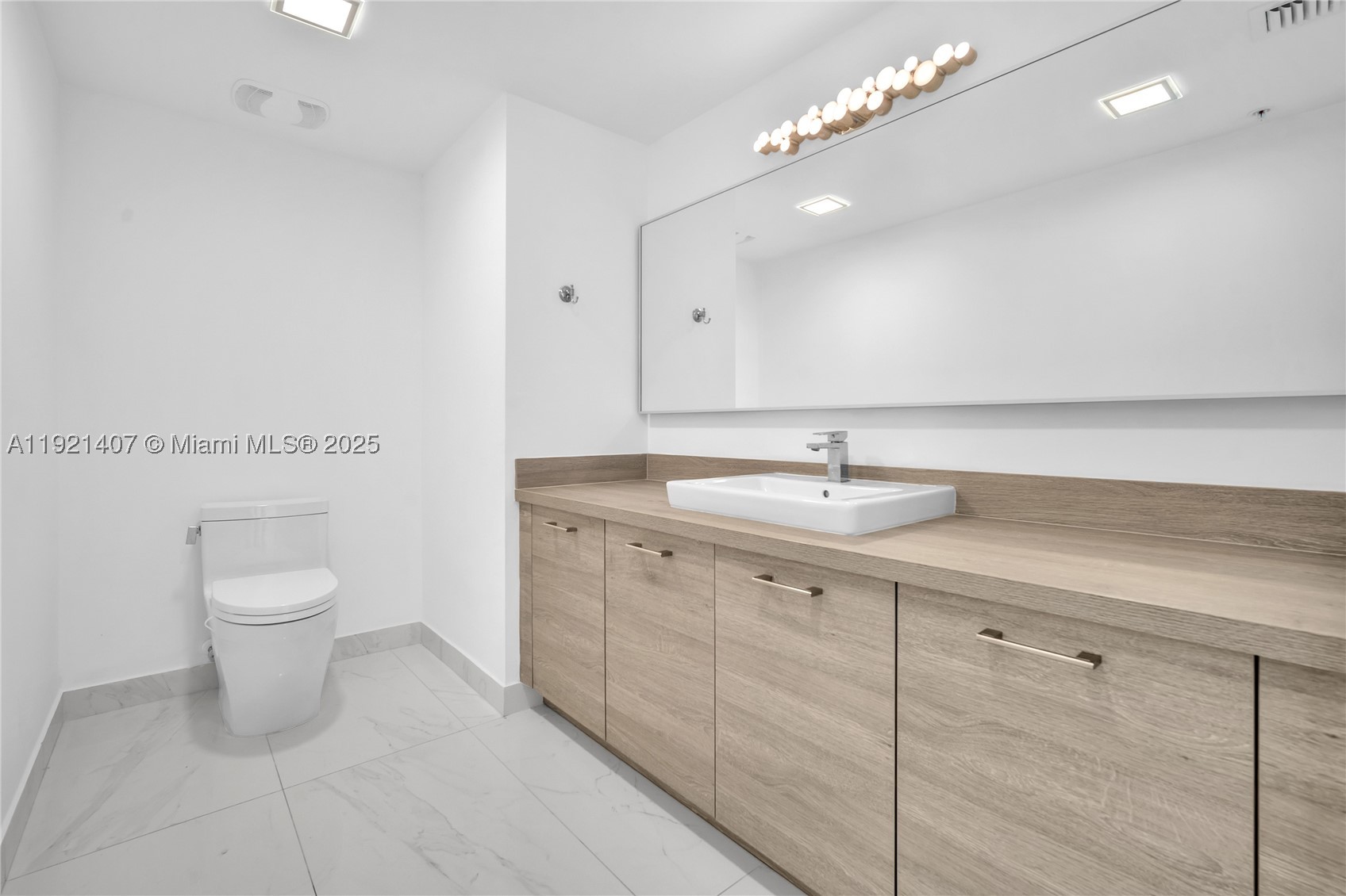 400 Sunny Isles Blvd (2 Parkings) #1519, Sunny Isles Beach FL 33160