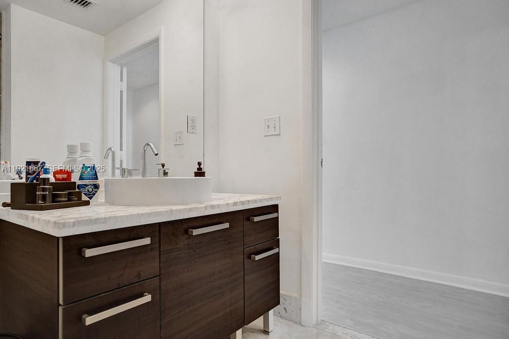 244 Biscayne Blvd #3005, Miami FL 33132
