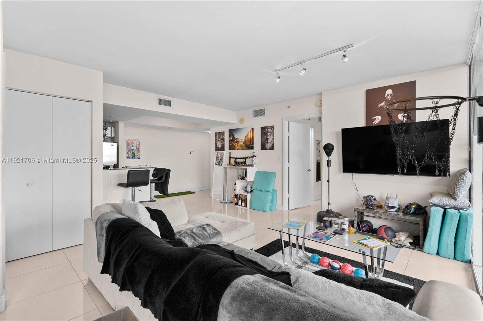 1871 NW S River Dr #1402, Miami FL 33125