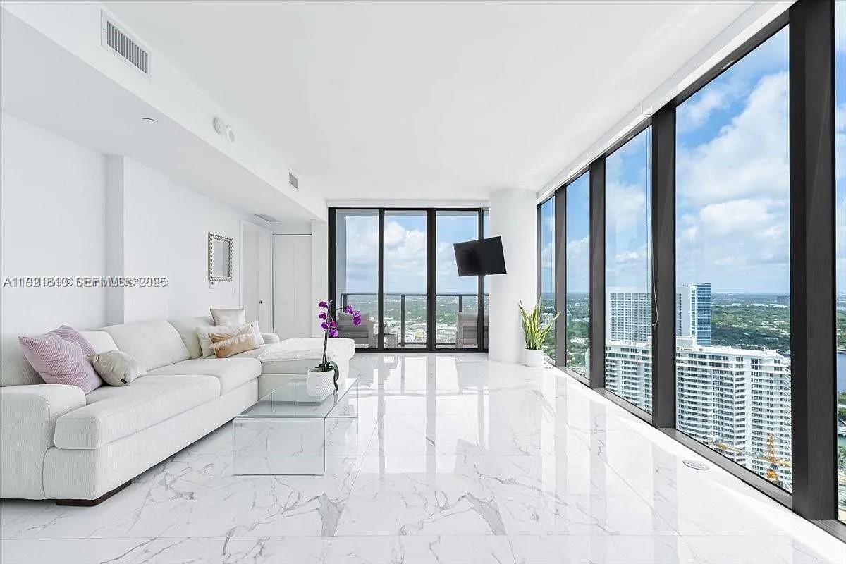 650 NE 32nd St #3808, Miami FL 33137