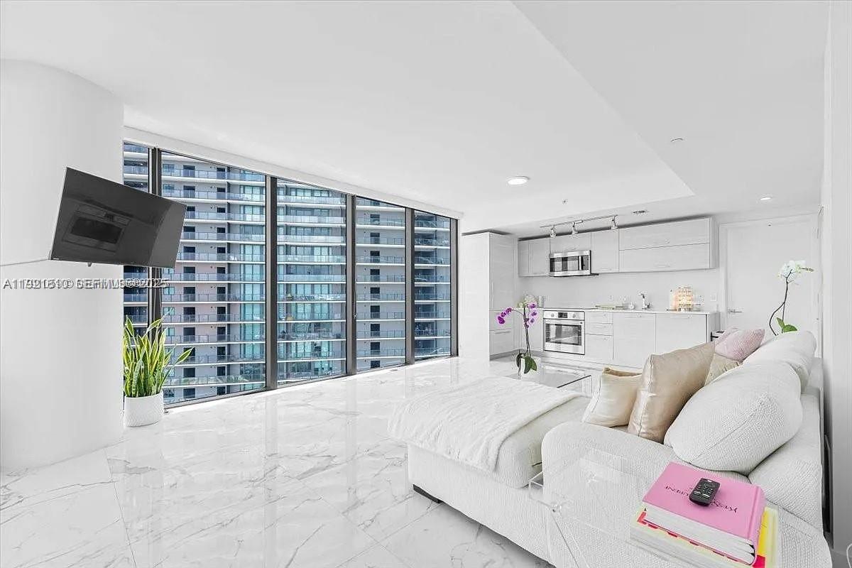 650 NE 32nd St #3808, Miami FL 33137