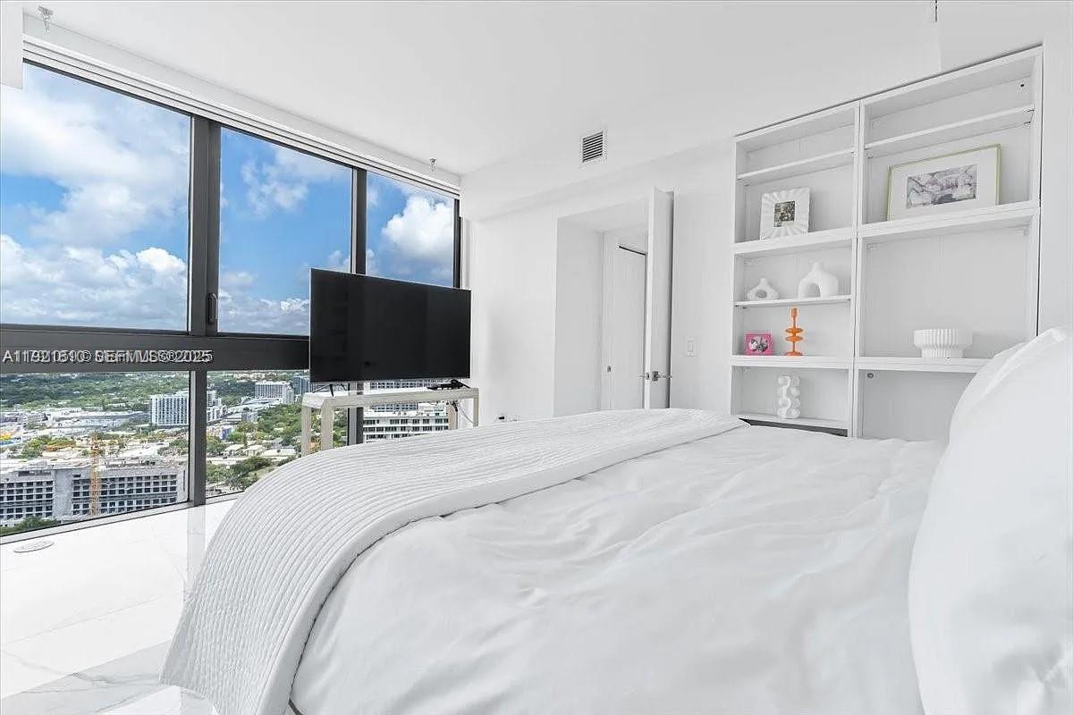 650 NE 32nd St #3808, Miami FL 33137
