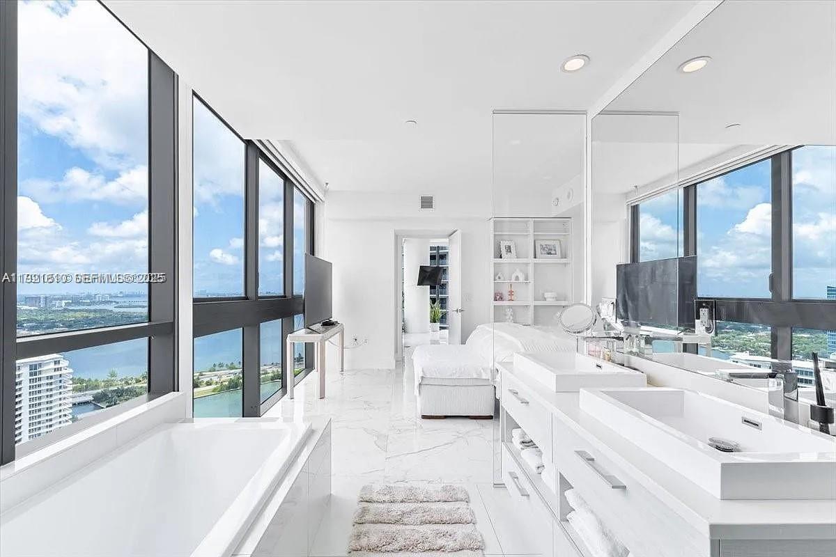 650 NE 32nd St #3808, Miami FL 33137