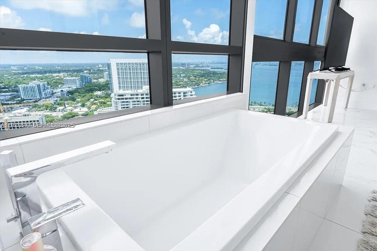 650 NE 32nd St #3808, Miami FL 33137