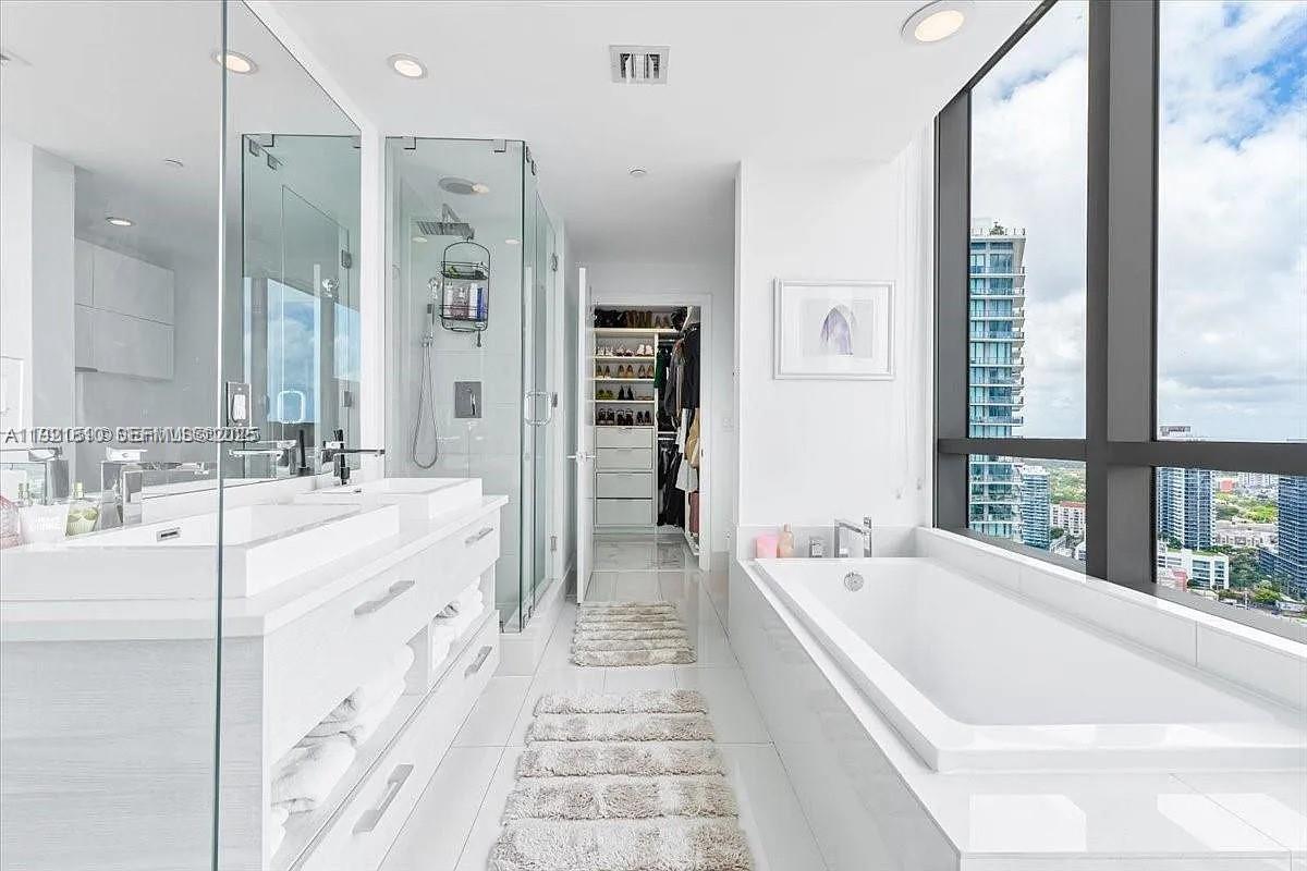 650 NE 32nd St #3808, Miami FL 33137