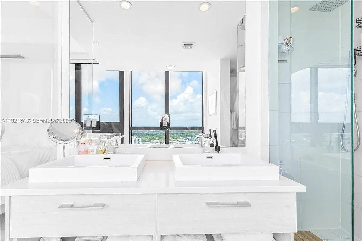 650 NE 32nd St #3808, Miami FL 33137